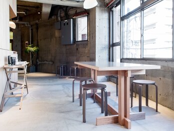 ヨハク 東久留米店(YOHAKU)/日が差し込む店内