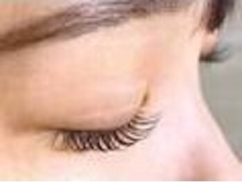 アリー(Allee)の写真/【自まつ毛だけでも自然な存在感◎】自まつげへの負担なくキープ力UP★[自まつげパーマ/マツパ]