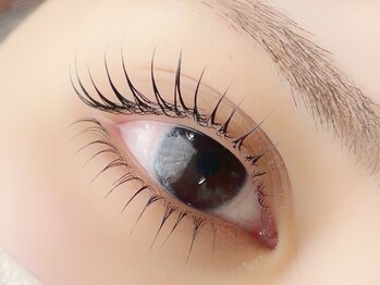 ジュウプラス バイ ママジェンヌ(10+by mamAsIenne)の写真/【湿気にも負けない特許技術】まつげパーマ×形状記憶LEDコートで自然な束感・黒艶まつげを長期間キープ★
