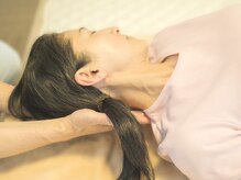 ひらばり ハッピー整体の雰囲気（【 首・肩こりの方を施術中 】 ）