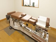 浦和のあ鍼灸整骨院の雰囲気(カイロプラクティックのときに使用するトムソンベッドです。)