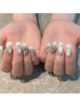 リッシュ(RICHE)/マグネット×白フレンチネイル