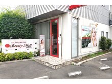 印象的な【赤色】の入り口とアーケードが目印です♪店舗脇駐車場