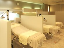 シーボン 四日市店の雰囲気(明るく広々とした開放的なサロン空間。初めての方も通いやすい)