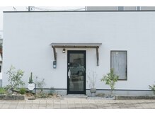 リノン(Linon)の雰囲気（白い戸建ての店舗です♪）