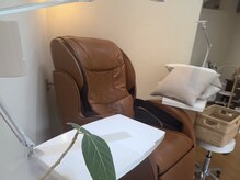 リクライニングチェアで腕が楽な体勢で施術いたします