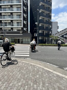 フッティ 柏店(FOOTY)/横断歩道を渡る