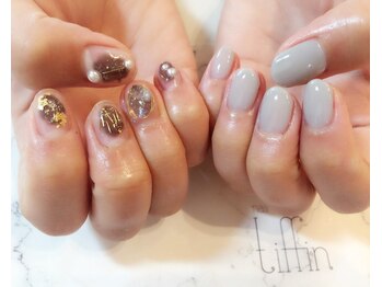 ネイルサロン ティフィン(tiffin)/グレーでまとめたアシンメトリー