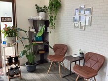 ふらっと。の雰囲気（緑がいっぱいの受付で施術後はゆっくり水分補給を☆）