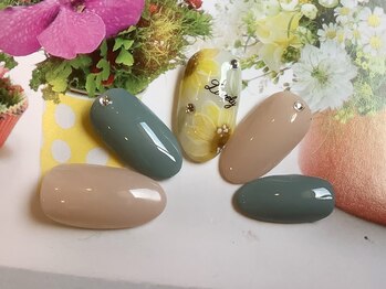 ワンカラー×上品ひまわりネイル