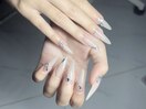 煌めくビジューと白の美爪