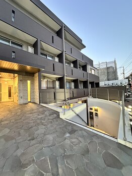 ザ タイム(The Time)/マンション下階段を下った先です