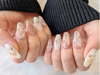 クロエ ネイルアンドアイラッシュ(Cloe)の写真/シンプルなネイルも“Ｃｌｏｅ”で決まり★丁寧なカウンセリングと施術で指先に小さなときめきを♪