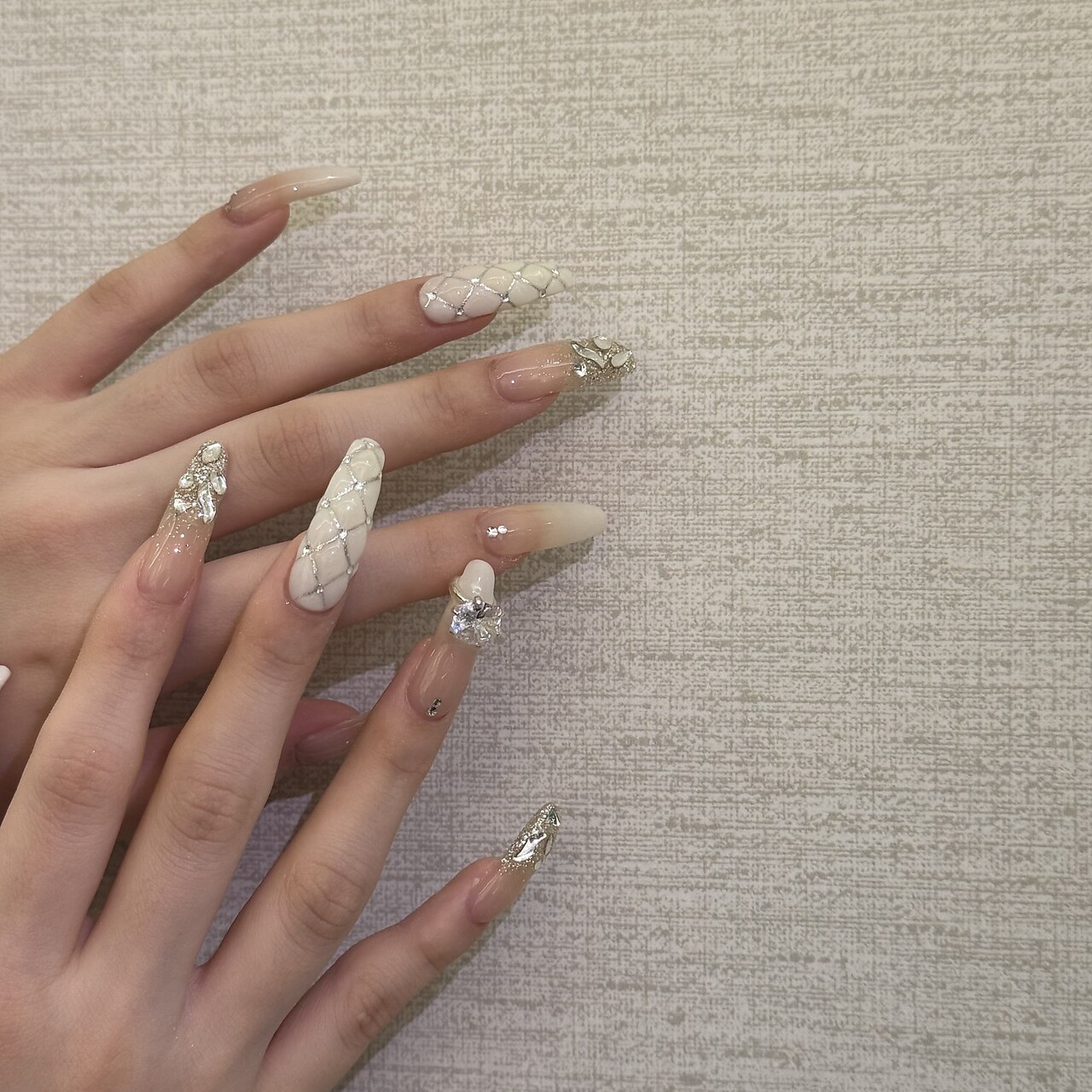 2025年-2026年冬トレンド】ホワイト ハンド スーパーロングのネイル