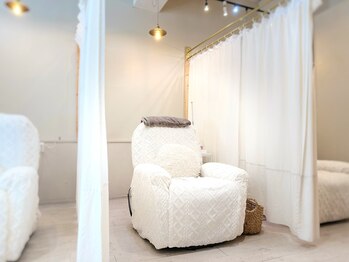 チャーム(CHARM)の写真/半個室！落ち着いた店内でゆっくりと寛ぎ、心地よいリラックスに浸る至福のひと時をどうぞ♪