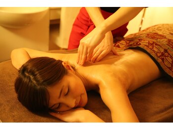 アーユルヴェーダ専門店 サラージュ 神戸元町(SALA JYU)/気になる背中もアプローチ！