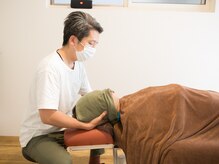 ハルニレ(Harunille)/仰向けで首や頭をほぐします。