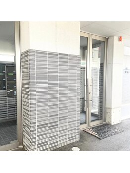 フレル(FUREL)/玄関は建物下