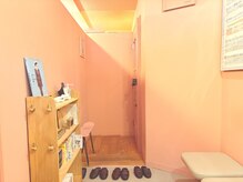 楽になるカイロプラクティックの雰囲気（ピンク色の内装で落ち着きます♪）