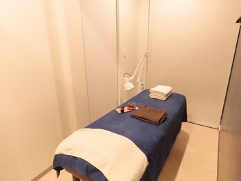 リトリートハリ 青山院(Re:treat HARi)/ネイビー白を基調にした施術部屋