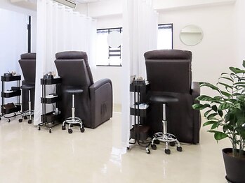 ブロウズ 池袋店(BROWS)/仕切りがあり落ち着く店内