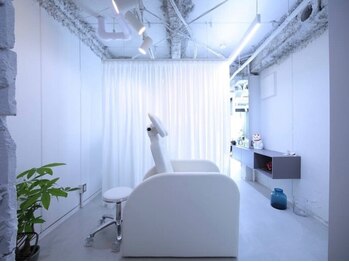 アトリエ ビー(atelier b.)の写真/ベッド1台,ゆったりとお寛ぎいただける空間♪お悩みにじっくり寄り添い,長く通えるサロンを目指しています!