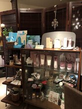 メナードフェイシャルサロン ブルームドア/沢山の化粧品をディスプレイ