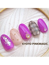 大人かわいいチェックネイル
