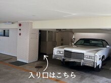 アヤトリ(ayatori)の雰囲気（大きなキャディラックの横が入口。302号室までお越しください。）