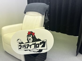 ゴリラアイブロウ 旭川店/モノトーンを基調とした店内。