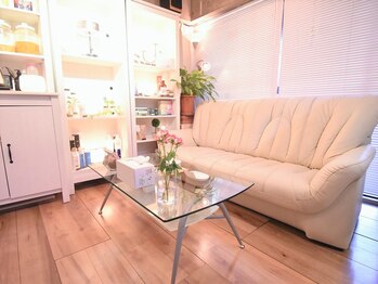 パシュ/【昼の待合室】サロンの様子