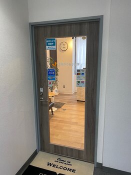 青梅やわらか整体/中が見えるガラス製のドア