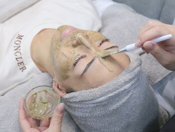 ミック(Mecc)の写真/ハーブピーリングで毛穴ケア！話題のエステ版ポテンツァも導入で根本から肌質を変える◎
