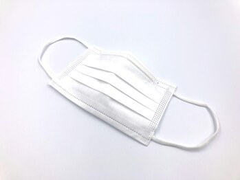 小池整体院/マスクをして施術します。