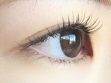 アイドット(i.)/光が当たると微かに色味が現れる