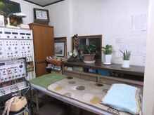 松島針灸整骨院の雰囲気（ベッドのそばに窓があり、換気もバッチリ）