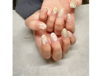 シルニー リム(Silny rim)/アシンメトリーニュアンスネイル