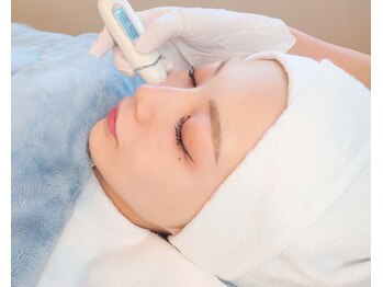 夏秋美肌サロン/お肌の水分量チェック