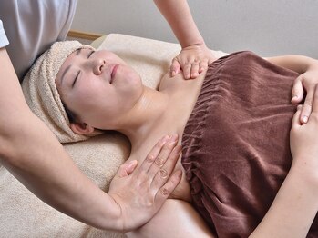 センケイ整体院/アロマ・施術シーン