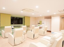 うららリラクゼーションの雰囲気（お待ち時間は飲み物をのみながら映画や音楽を！）