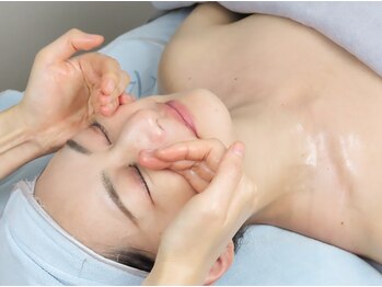 きよらビューティーラウンジ(Kiyora BEAUTY LOUNGE)の写真/【毛穴・小顔ケア】毛穴の黒ずみを洗浄し、小顔コルギで引き締め！ヒト幹細胞導入でハリツヤ美肌も叶う◎