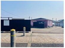 腸もみ堂 春kaoの雰囲気(ピンク色の建物が目印です。)