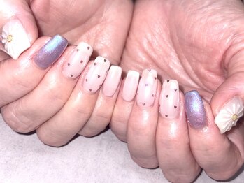パープルの爪屋の写真/【日常に華やかな彩りを♪】周りと差がつく圧倒的なデザインを実現!自分だけの華やかさを手に入れよう♪