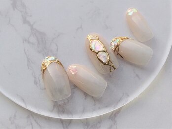 カトルナフ(quatre fois neuf)/乳白色のアクセサリーネイル