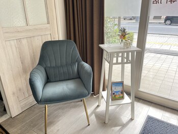 ネム リゾート アンサンブル 本厚木(NEMU RESORT ensemble)/入口や待合ソファは明るい雰囲気