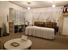 いやし処 ほっの雰囲気(広く落ち着いた雰囲気の施術ルーム)