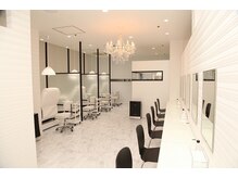 《美容所認可済み》白を基調とした、スタイリッシュな空間