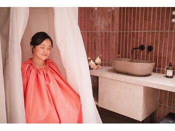 エミリー(EmiRe)の写真/100%オーガニックのローズ蒸しでじわじわと発汗。身体の巡りを促し、むくみ冷え/女性特有の不調改善へ。