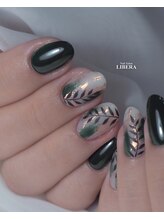 リベラ(LIBERA)/深緑と手描きの葉っぱネイル