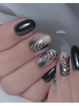 深緑と手描きの葉っぱネイル